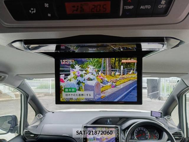 Toyota VOXY 2017-04 8856734-2