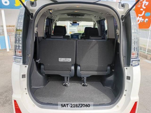 Toyota VOXY 2017-04 8856734-9