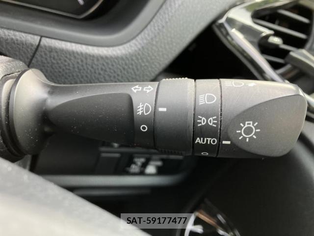 Toyota VOXY 2018-01 8856854-15