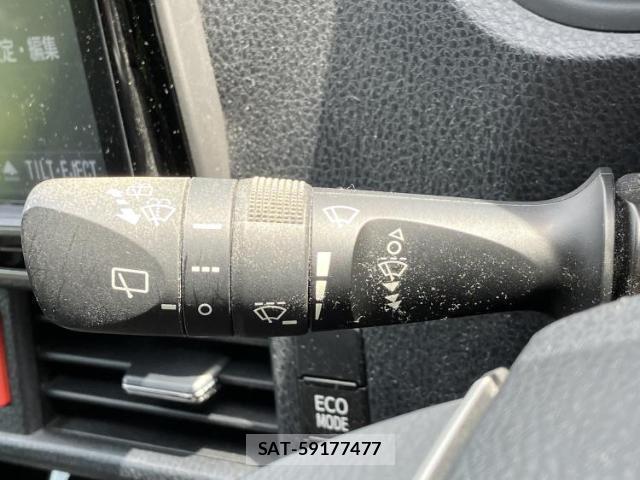 Toyota VOXY 2018-01 8856854-16