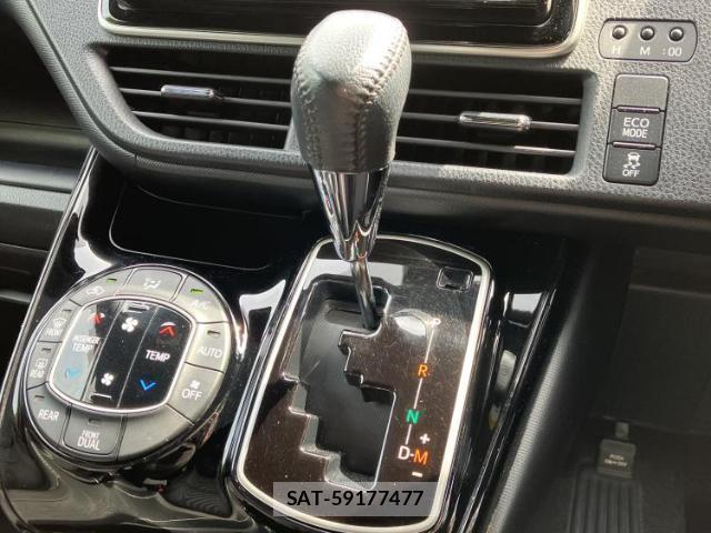 Toyota VOXY 2018-01 8856854-17