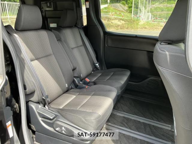 Toyota VOXY 2018-01 8856854-4