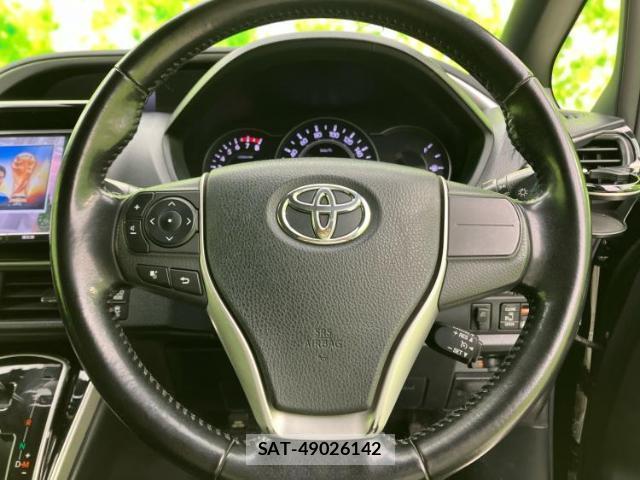 Toyota VOXY 2018-02 8856861-15