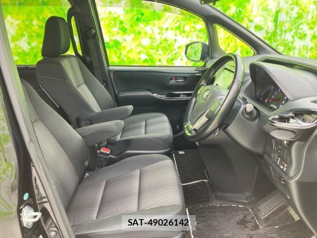 Toyota VOXY 2018-02 8856861-3
