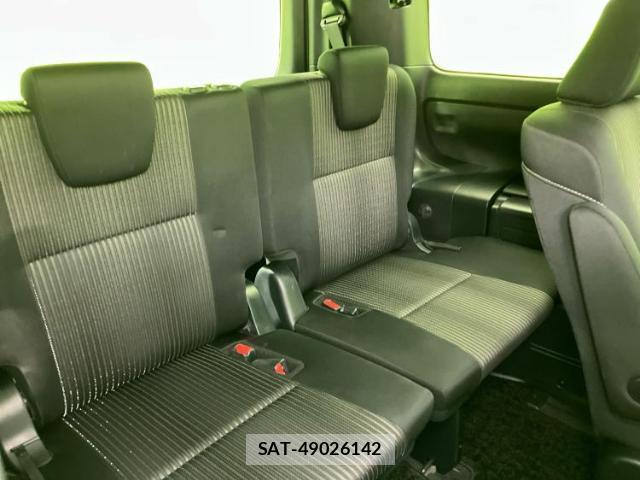 Toyota VOXY 2018-02 8856861-5