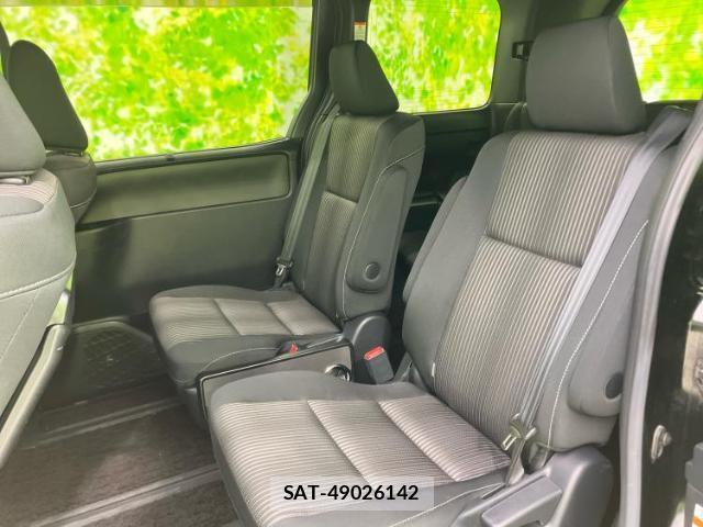 Toyota VOXY 2018-02 8856861-7