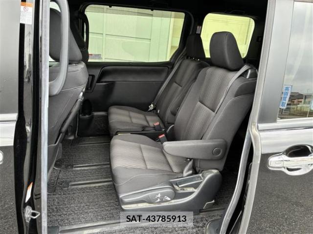 Toyota VOXY 2017-12 8856868-5