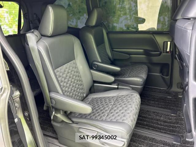Toyota VOXY 2023-03 8856920-4