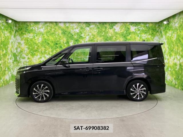 Toyota VOXY 2022-03 8856980-1