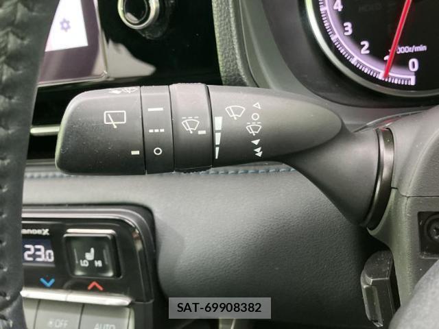 Toyota VOXY 2022-03 8856980-16