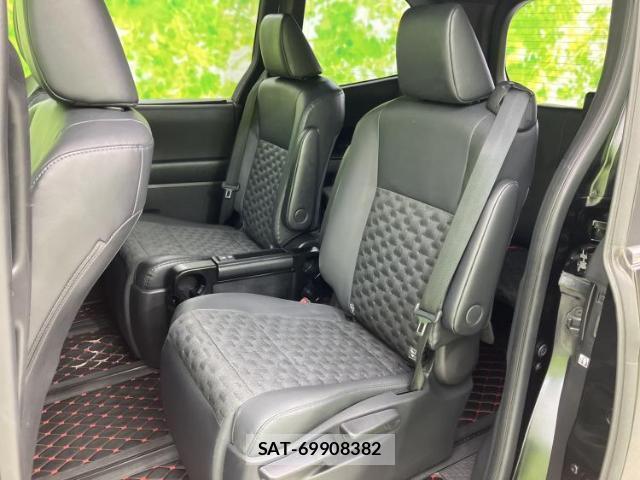 Toyota VOXY 2022-03 8856980-7