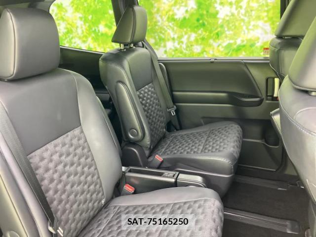 Toyota VOXY 2023-10 8856989-4