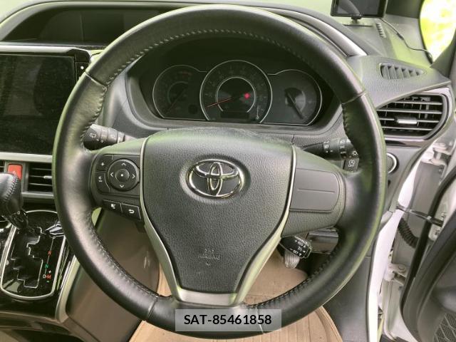 Toyota VOXY 2019-01 8857088-14
