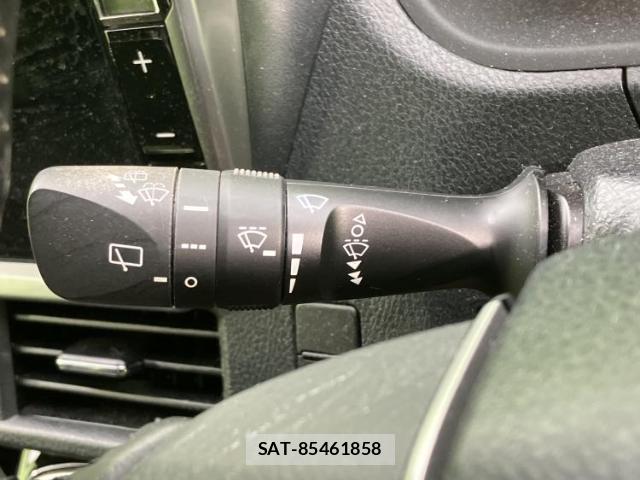 Toyota VOXY 2019-01 8857088-16