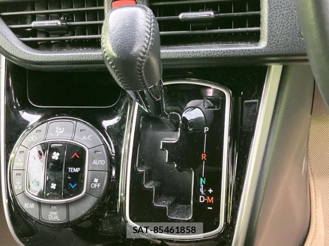 Toyota VOXY 2019-01 8857088-17