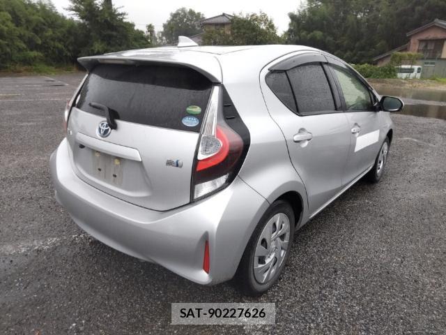 Toyota AQUA 2019-09 8865624-4