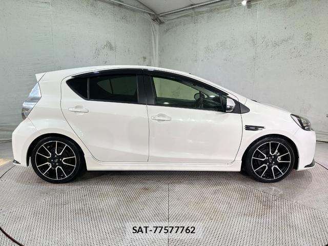 Toyota AQUA 2014-01 8866970-13