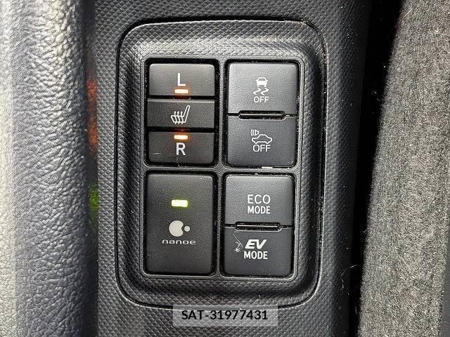 Toyota AQUA 2016-09 8867375-5