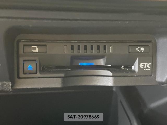 Toyota CROWN HYBRID 2018-07 8867297-13