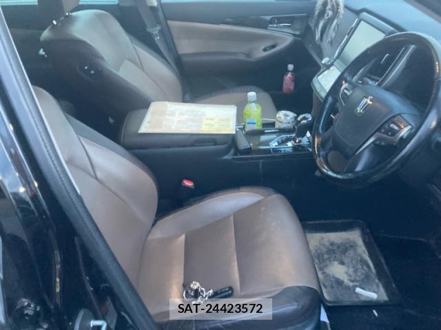 Toyota CROWN MAJESTA 2016-10 8865867-7