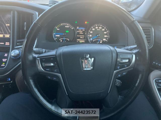 Toyota CROWN MAJESTA 2016-10 8865867-9