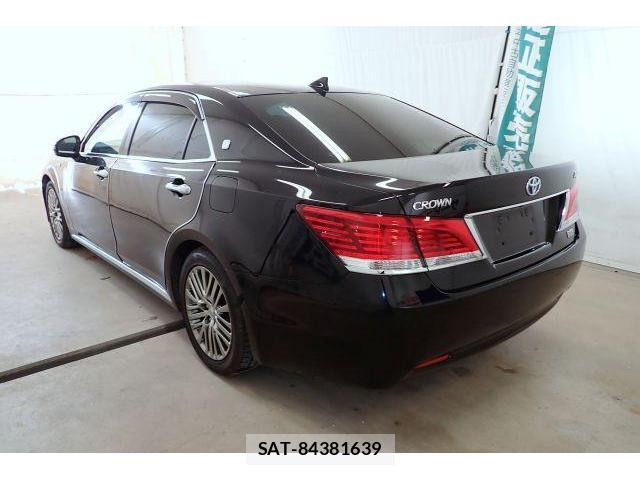 Toyota CROWN MAJESTA 2017-08 8866833-1