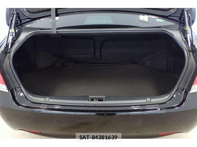 Toyota CROWN MAJESTA 2017-08 8866833-12