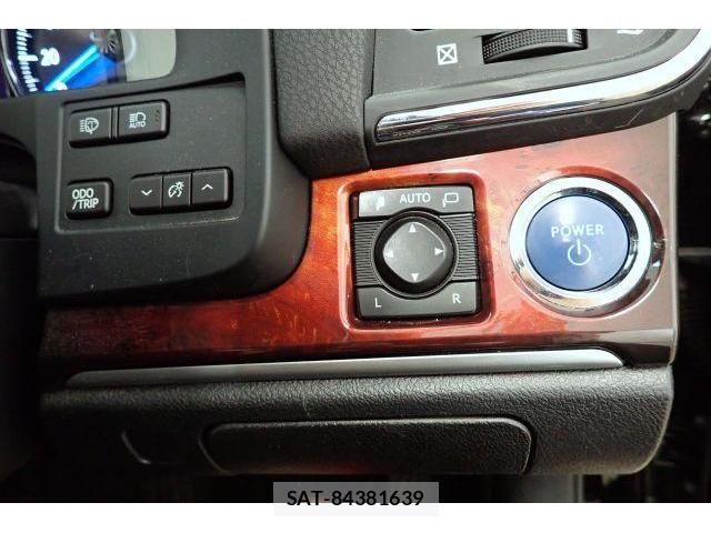 Toyota CROWN MAJESTA 2017-08 8866833-15