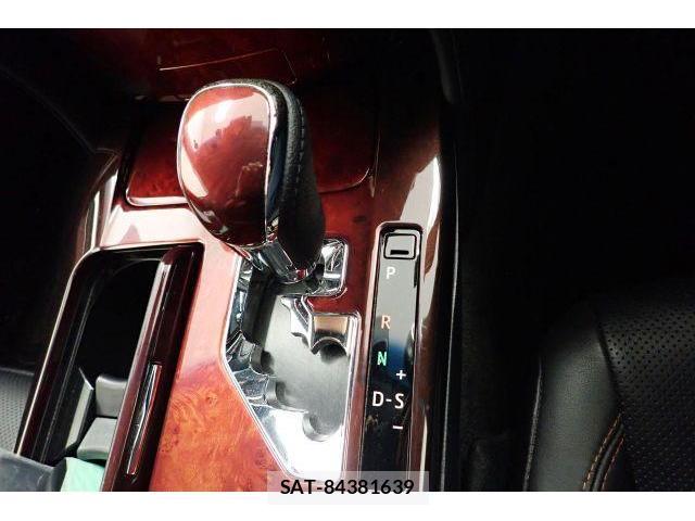 Toyota CROWN MAJESTA 2017-08 8866833-18