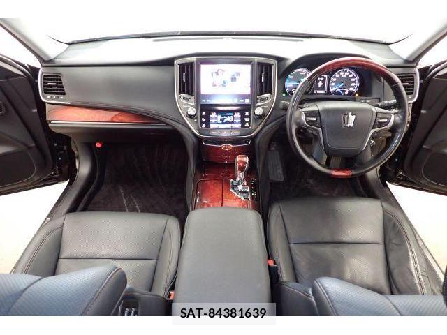 Toyota CROWN MAJESTA 2017-08 8866833-2
