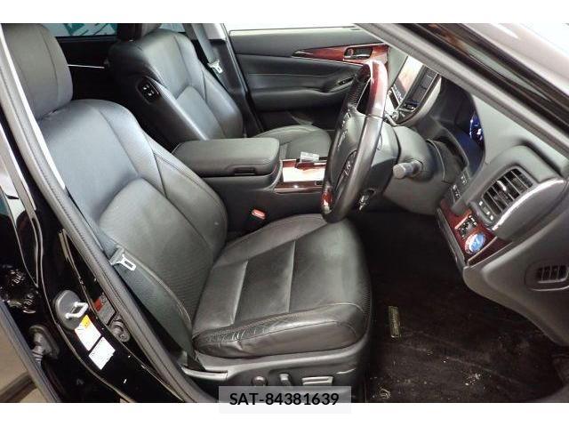 Toyota CROWN MAJESTA 2017-08 8866833-5