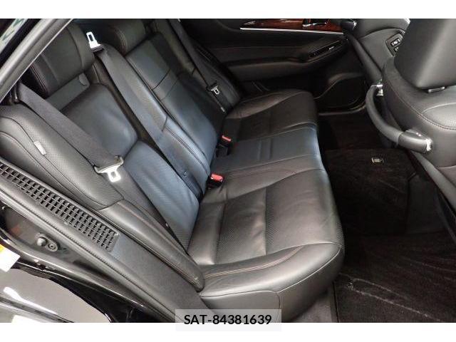 Toyota CROWN MAJESTA 2017-08 8866833-6
