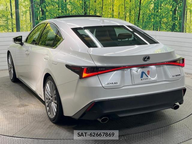 Lexus IS 2022-05 8865315-18