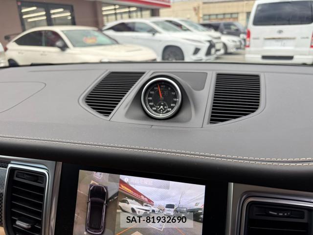 Porsche MACAN 2016-06 8866490-18
