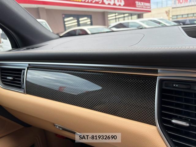 Porsche MACAN 2016-06 8866490-19