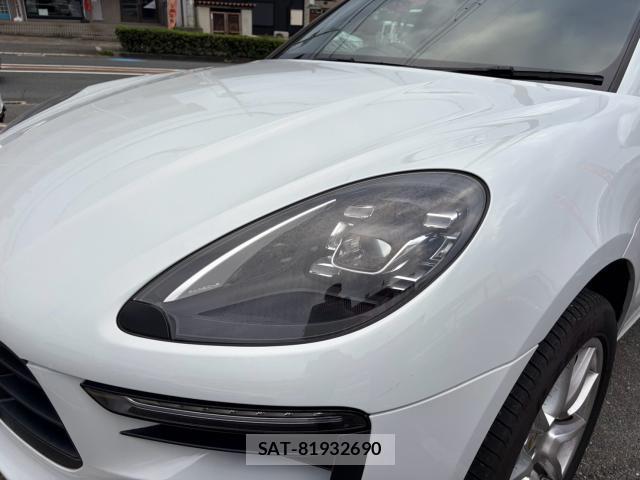 Porsche MACAN 2016-06 8866490-6