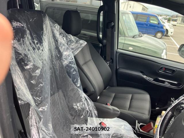 Toyota NOAH 2017-11 8866049-11