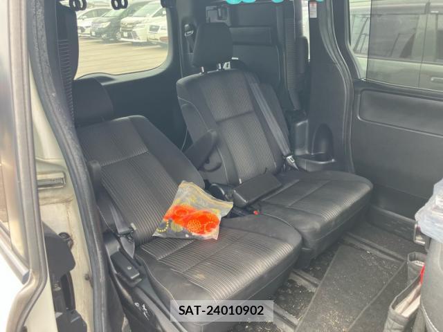 Toyota NOAH 2017-11 8866049-15