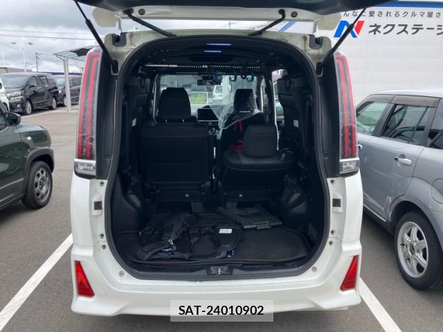 Toyota NOAH 2017-11 8866049-18