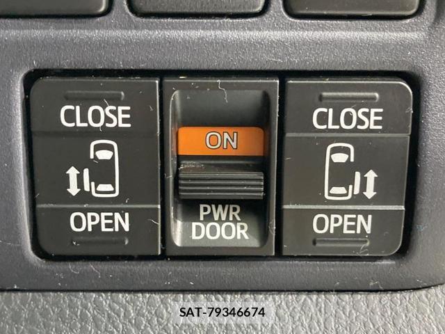 Toyota NOAH 2014-12 8866477-5