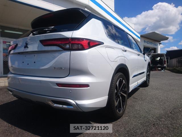 Mitsubishi OUTLANDER PHEV 2022-08 8865467-13