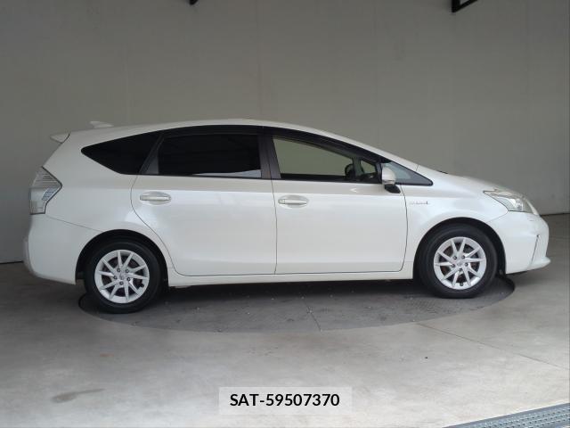 Toyota PRIUS ALPHA 2013-08 8867013-3
