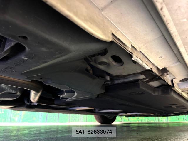 Toyota PRIUS PHV 2019-04 8865805-19