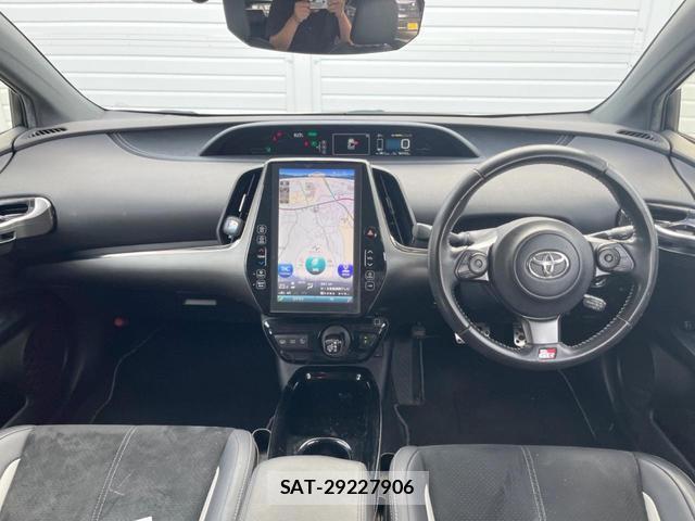 Toyota PRIUS PHV 2017-11 8866446-1