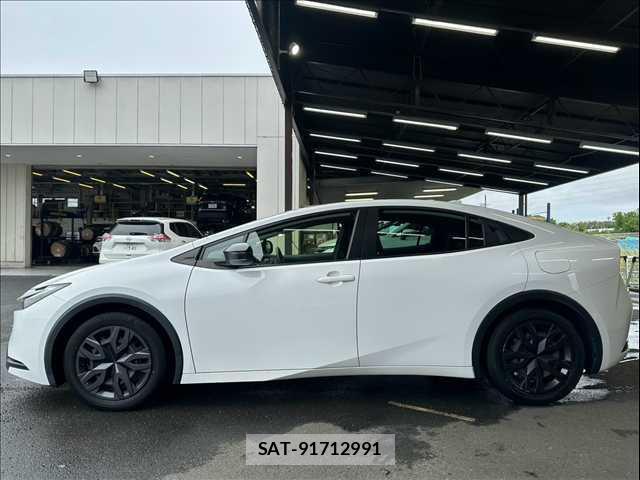 Toyota PRIUS 2023-03 8867404-16