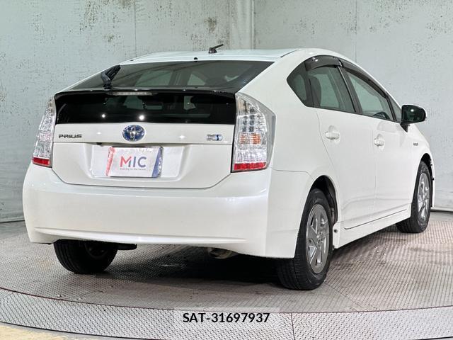 Toyota PRIUS 2011-05 8867421-16