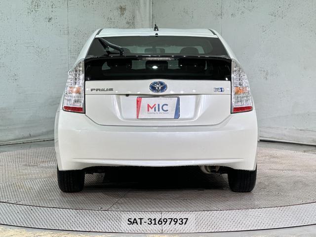 Toyota PRIUS 2011-05 8867421-17