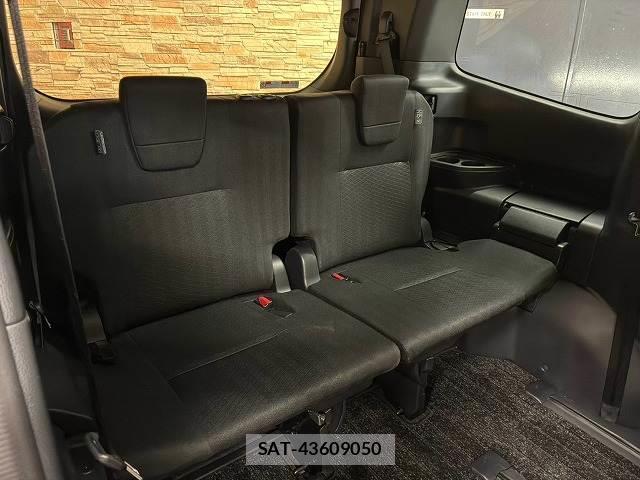 Toyota VOXY 2022-03 8865659-11