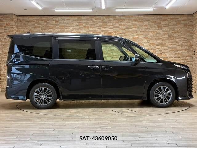 Toyota VOXY 2022-03 8865659-17