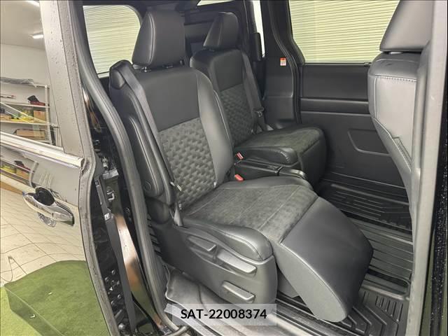 Toyota VOXY 2025-04 8866072-10